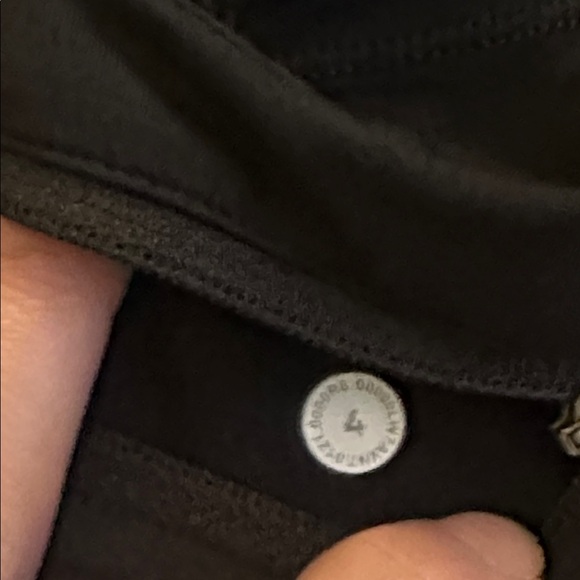 Lululemon shorts size 4 - Picture 5 of 7